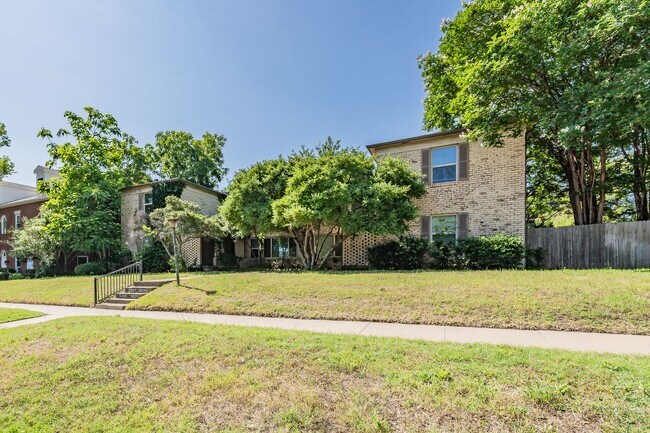 Foto del edificio - UPDATED 2 bedroom, 1 bathroom with 1 garage space