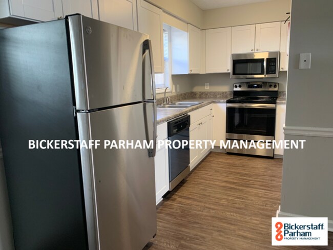 Building Photo - 2 Bedroom Townhouse!
