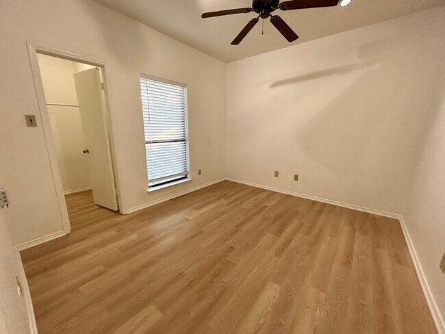 Building Photo - 1007 Dandelion Dr