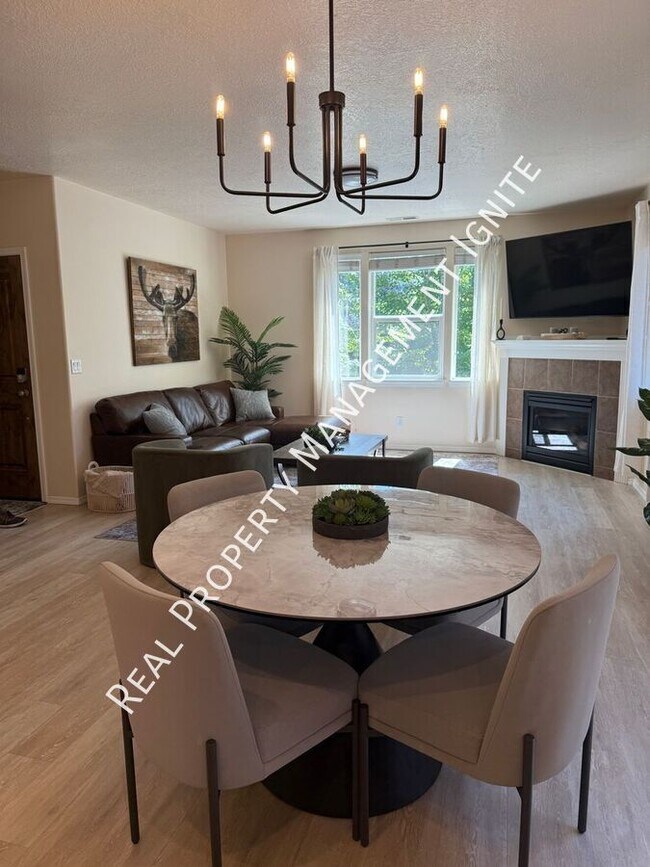 Foto del edificio - 61203 Snowbrush Dr