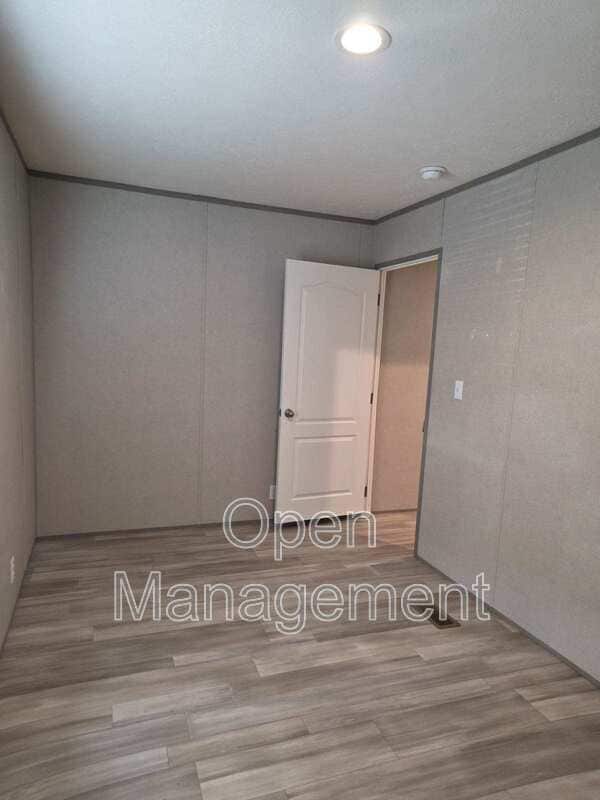 Building Photo - 2710 N Farm Rd 137
