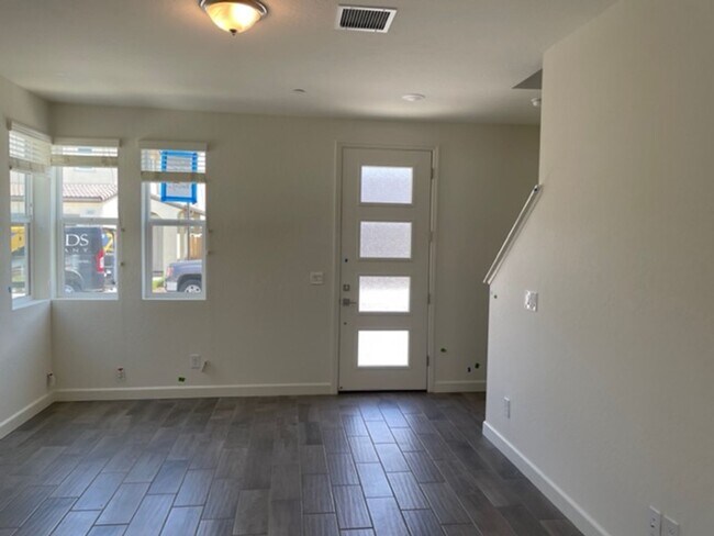Foto del edificio - 2056 N Walling Ln