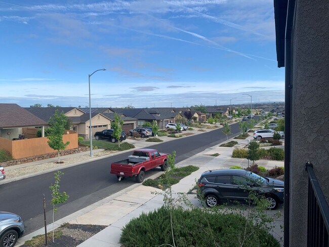 Building Photo - Very spacious and clean townhouse with a s...