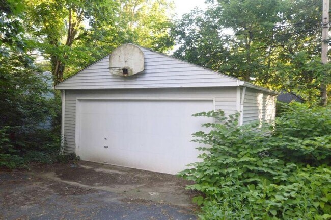 Building Photo - 2184 Bellfield Ave