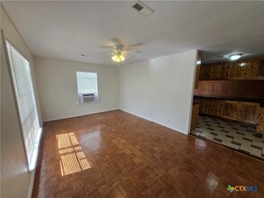 Building Photo - 702 Anaqua Ave