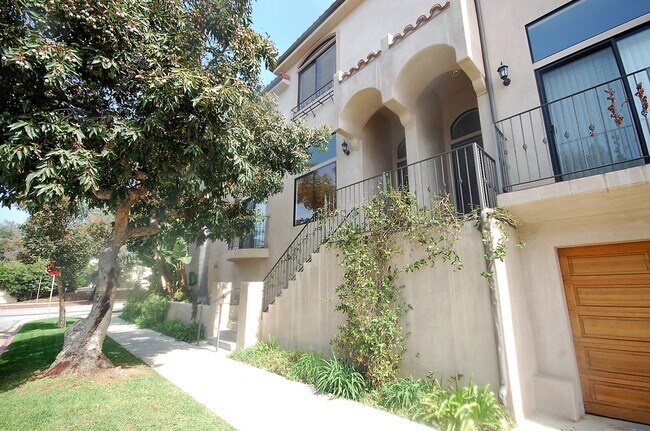 Foto del edificio - 15920 W Sunset Blvd