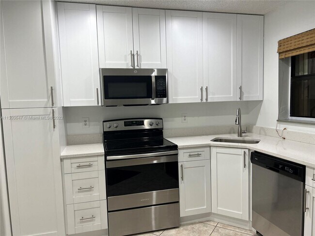 Building Photo - 3811 Cocoplum Cir