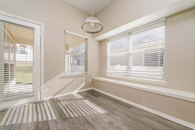 Foto del edificio - 409 Creekview Dr
