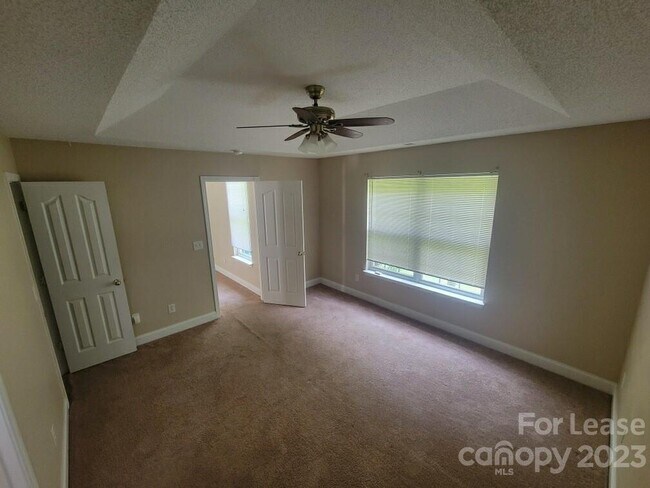 Foto del edificio - 2320 Meadecroft Rd