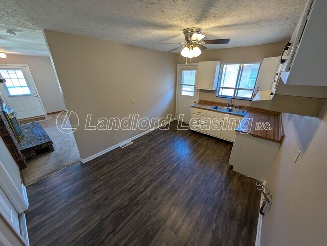 Building Photo - Brick Ranch Duplex with Fireplace, Private...