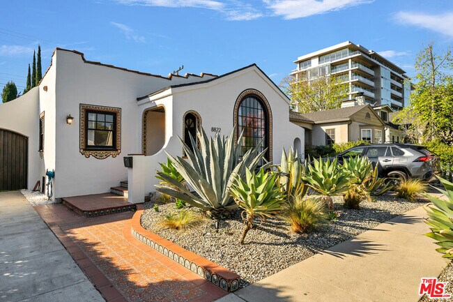 Foto del edificio - 8822 Rosewood Ave