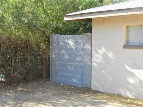 PATIO TRASERO CON MURO DE BLOQUES - 2138 E Turney Ave