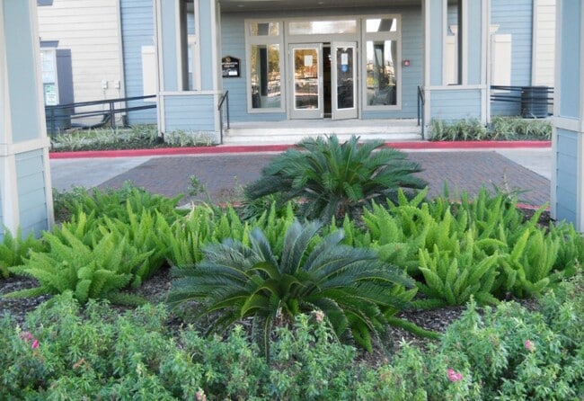 Building Entrance - Oak Tree Manor