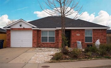 Building Photo - 5044 La Paloma Dr