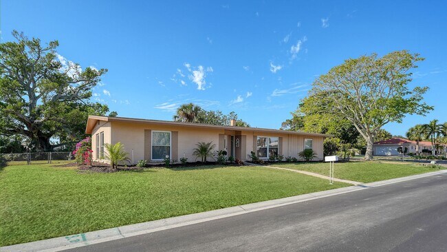 Building Photo - Fully Furnished 3 Bedroom 2 bath Single Fa...