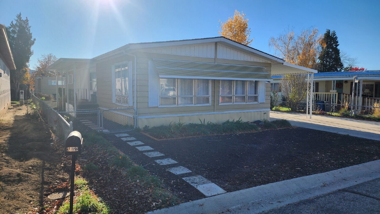 Primary Photo - "Charming 2-Bedroom Mobile Home with Sceni...