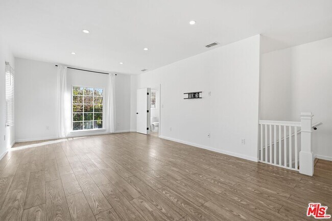 Building Photo - 455 Rexford Dr