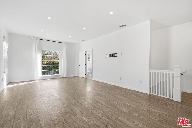 Foto del edificio - 455 Rexford Dr