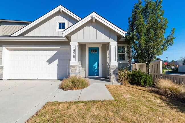Building Photo - Quiet Centrally located 3 bed 2.5 bathroom