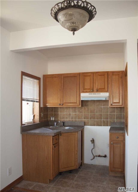 Building Photo - 79-14 Cypress Ave