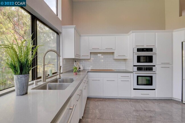 Building Photo - 4081 W Lakeshore Dr