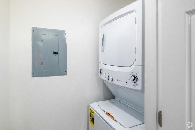 2BR, 2BA - 1,010SF - Laundry Market Rate - Coppermine Run