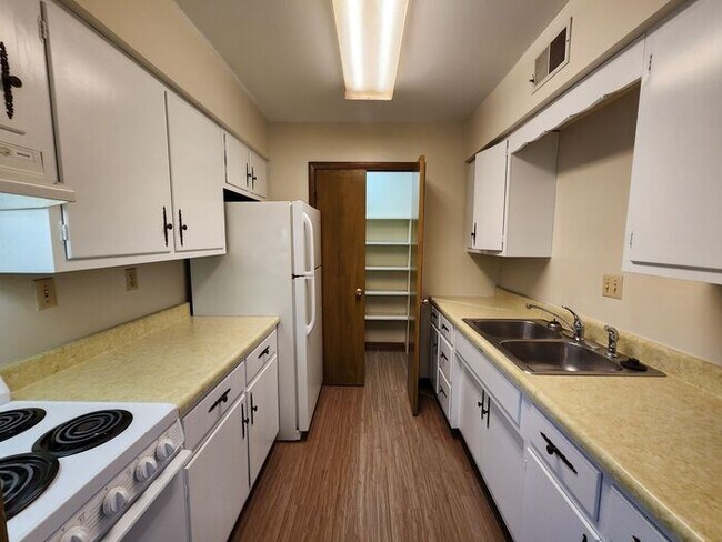 Foto del edificio - 1 Bedroom Apartment-Upper Apartment