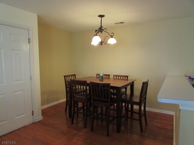 Foto del edificio - 8 Genoble Rd