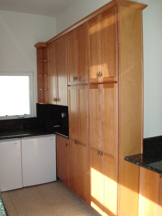 Building Photo - 2113 Loma Dr