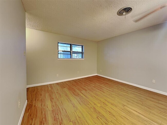 Building Photo - 8518 Putnam Dr