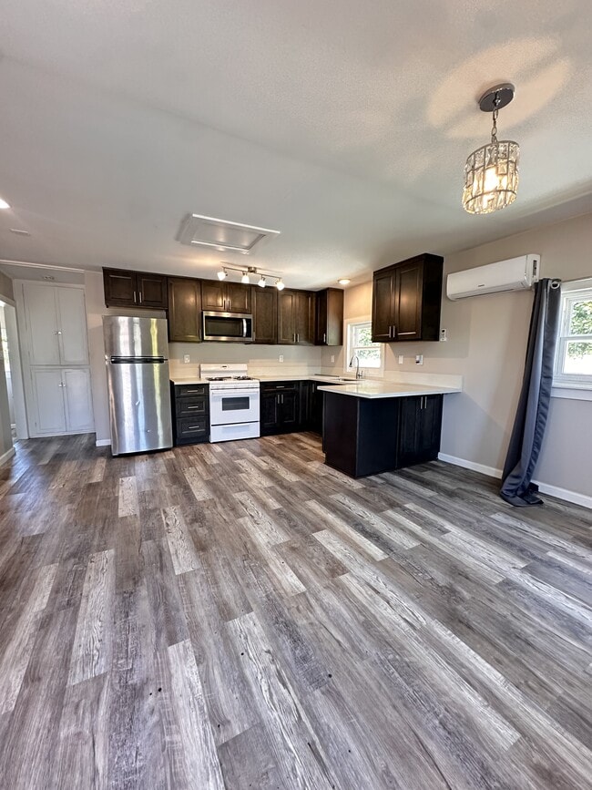 Building Photo - 732 Twin Oaks Ave