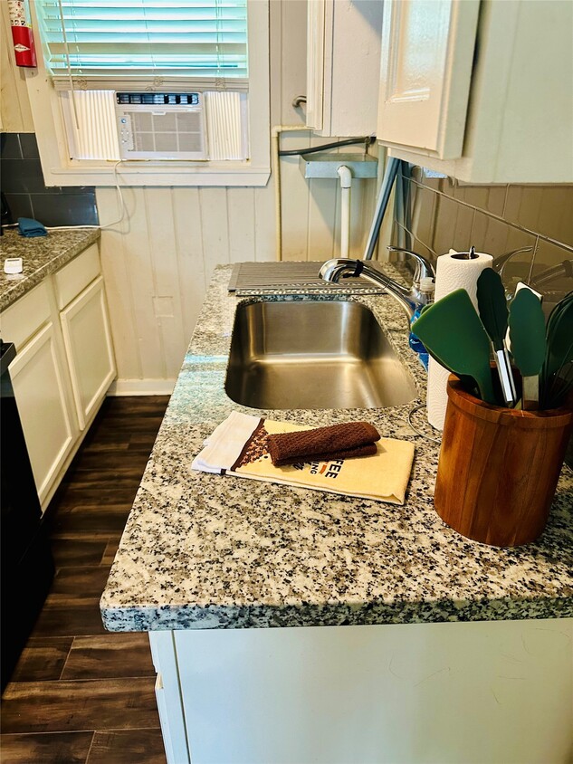 Building Photo - 4210 Ennis St