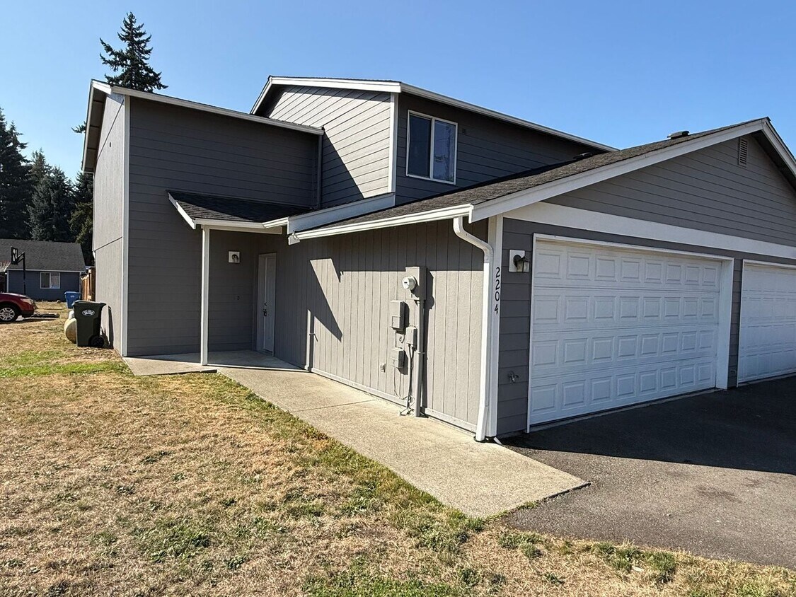 Foto principal - 3 bedroom 2.5 bathroom duplex with large f...
