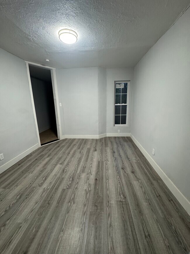 Foto del edificio - 5669 Matthews St