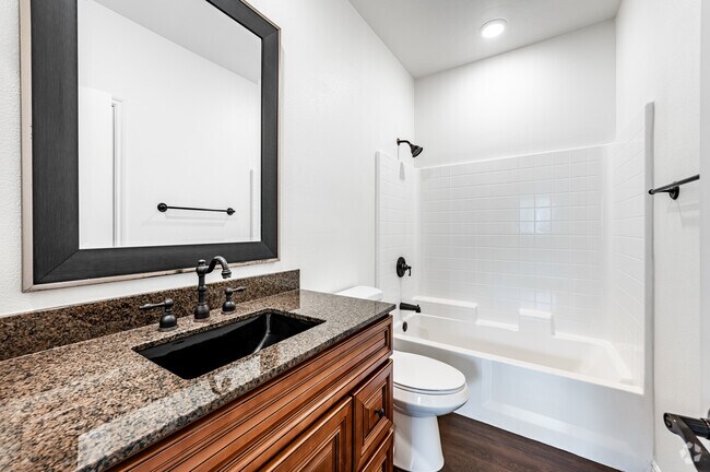 Fase 2 Plan 2 - 2HAB, 1BA - 952SF - Baño principal - Santa Barbara Luxury Apartment Homes