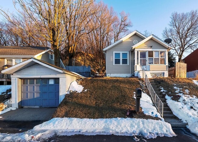 Photo - 411 Voorhis St House