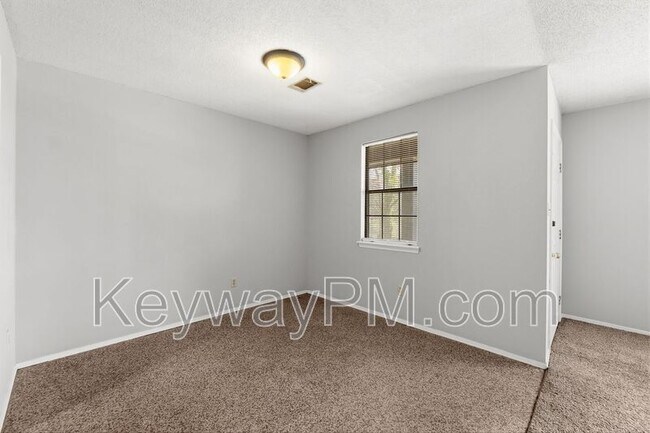 Building Photo - 4589 Hickory Dr