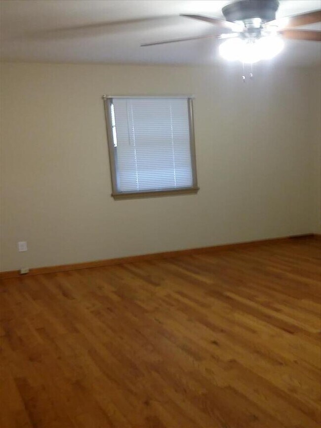 Building Photo - 2 Bedroom Raised Ranch Duplex