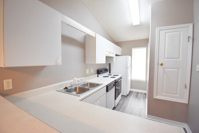 Foto del edificio - 2BR Patio Home with Open Layout, LVP Flooring, Private Fenced Yard, HOA Lawn Care & Convenient Bl...