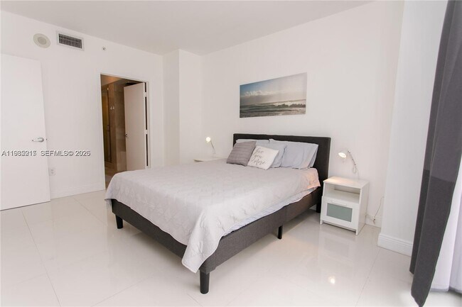 Foto del edificio - 6365 Collins Ave