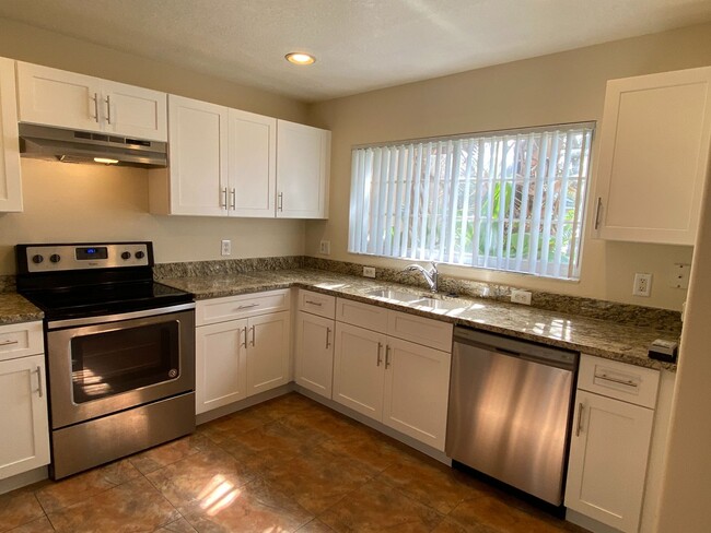 Building Photo - Adorable 3 bedroom / 2.5 bath town home wi...