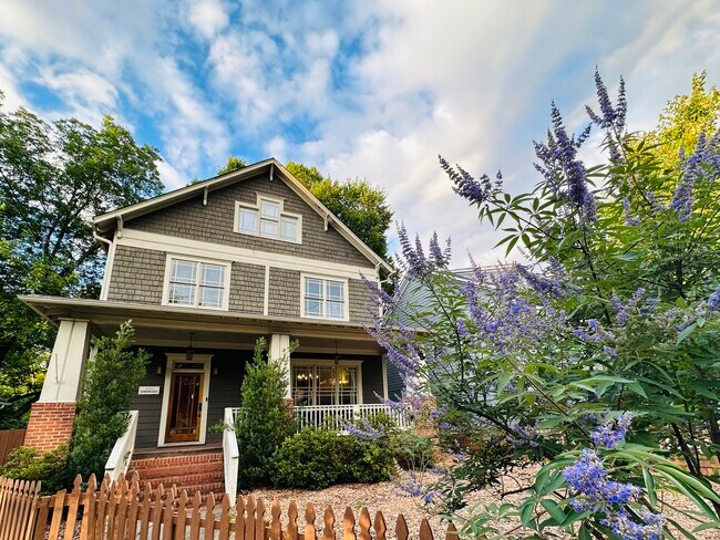 Patio delantero con énfasis en las plantaciones nativas - 1896 Hosea L Williams Dr NE