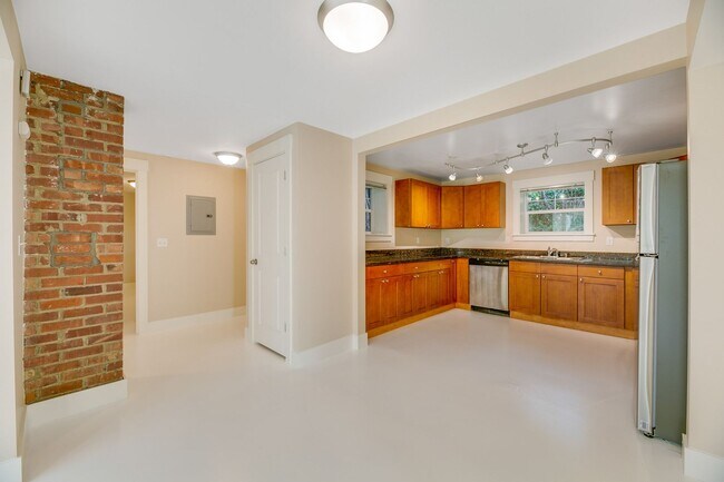 Foto del edificio - Amazing 4-Bedroom Daylight Basement in Well-Maintained Triplex!