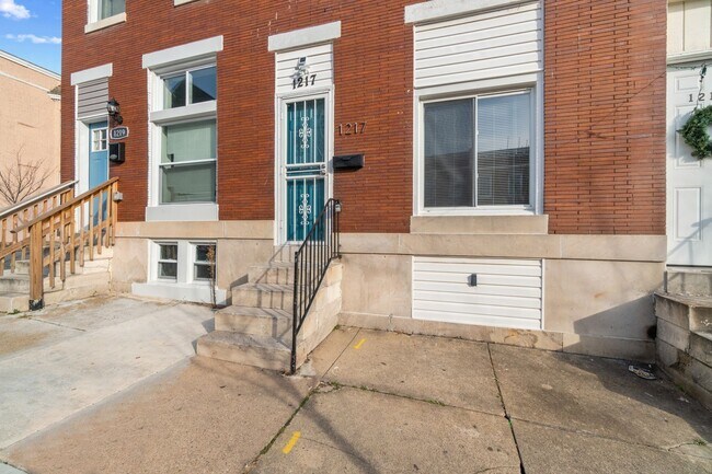 Building Photo - Fully Renovated & Fenced Backpad!