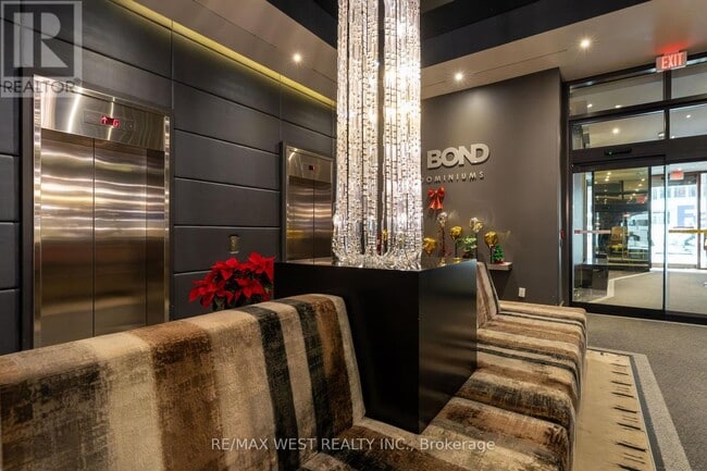 Photo du bâtiment - 290 Adelaide St W