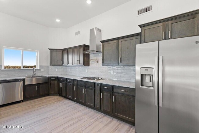Foto del edificio - 15128 Ambition Ave