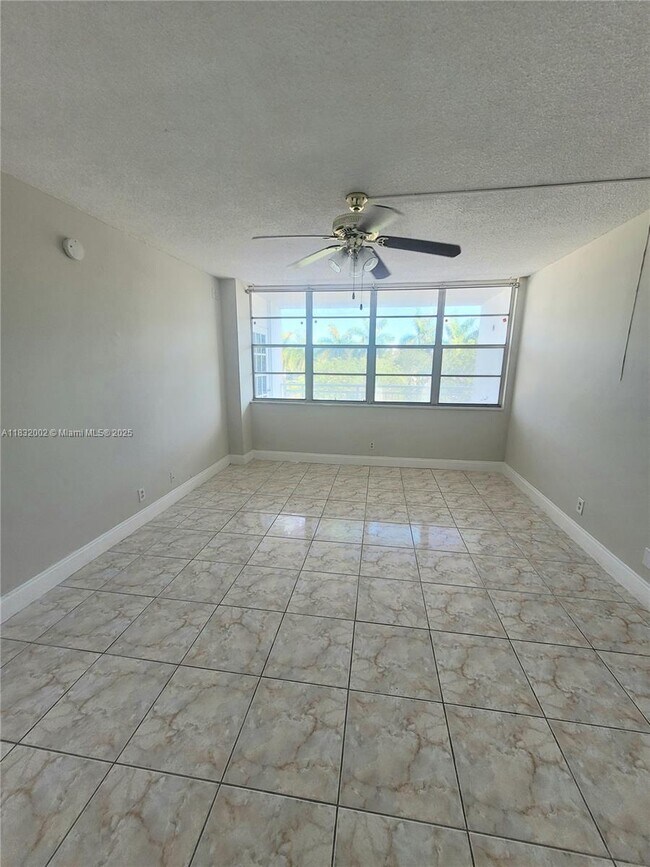 Foto del edificio - 2025 NE 164th St