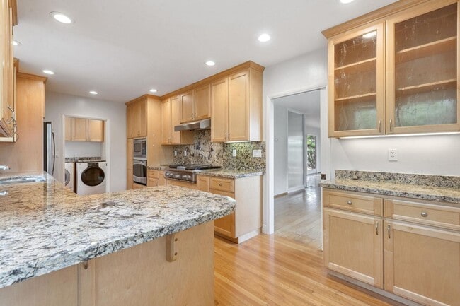 Foto del edificio - 5960 McAndrew Dr