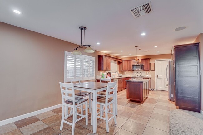 Building Photo - Taft GEM!