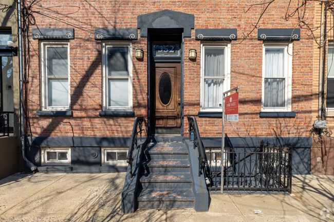 Entrance - 352 7th St